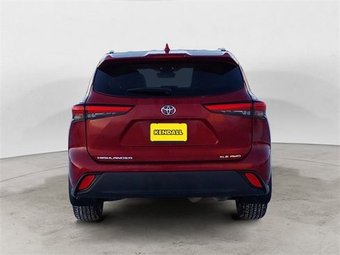 Used 2023 Toyota Highlander XLE image 4