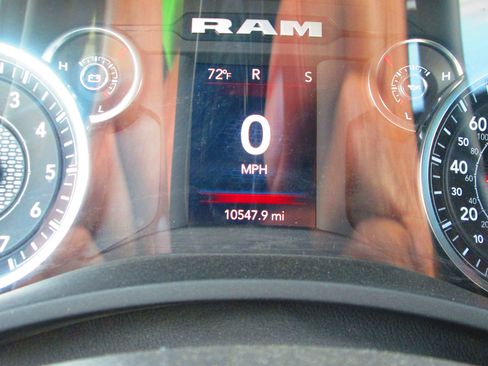 Used 2024 RAM 2500 Tradesman w/ Chrome Appearance Group image 17