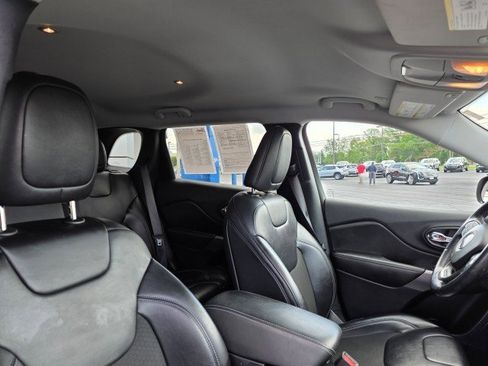 Used 2020 Jeep Cherokee Latitude Plus w/ Cold Weather Group FWD image 9