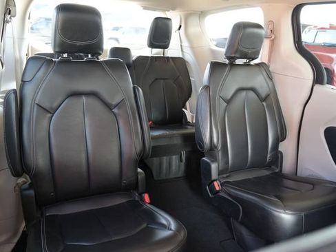 Used 2023 Chrysler Pacifica Touring-L FWD image 19