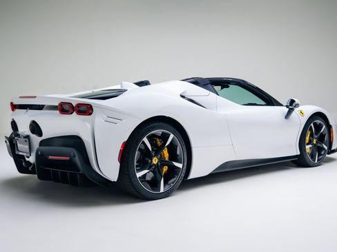 Used 2024 Ferrari SF90 Spider image 24