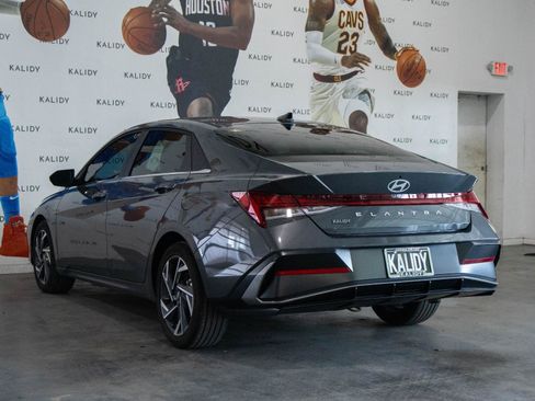 Used 2025 Hyundai Elantra SEL image 23