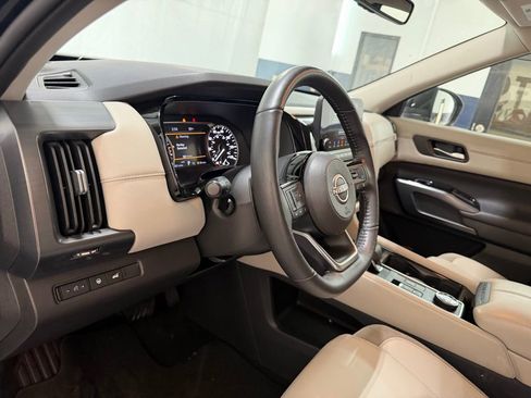 Used 2025 Nissan Pathfinder SL image 12