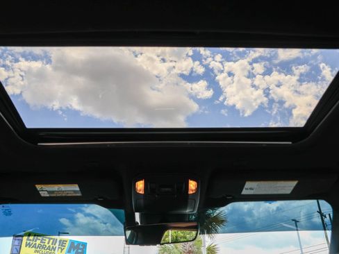 Used 2023 Toyota Highlander XSE FWD image 15