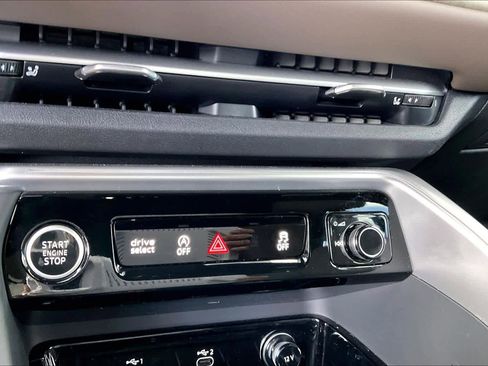 Used 2025 Audi Q5 Premium w/ Convenience Package image 32