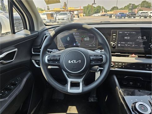 Used 2023 Kia Sportage LX AWD/4WD image 6