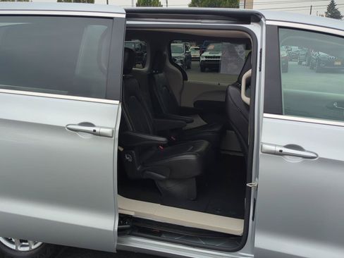 Used 2023 Chrysler Pacifica Touring-L FWD image 9