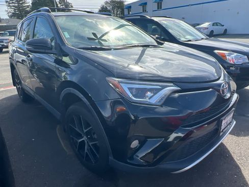 Used 2016 Toyota RAV4 SE image 3