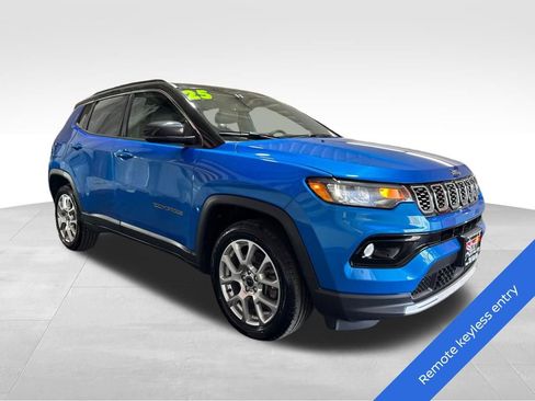 Used 2025 Jeep Compass Limited AWD/4WD image 3
