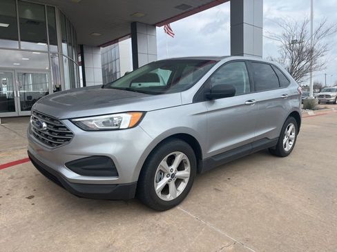 Used 2020 Ford Edge SE image 2