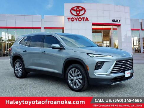 Used 2025 Buick Enclave Preferred FWD image 1