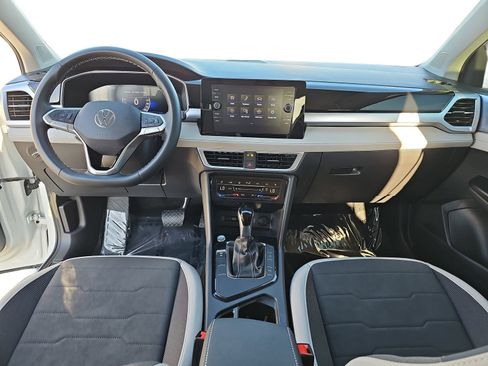 Certified 2025 Volkswagen Taos SE image 9