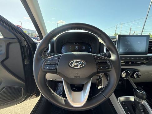 Used 2023 Hyundai Venue SEL FWD image 16