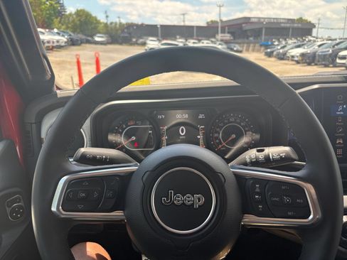 Used 2025 Jeep Wrangler Unlimited Sahara AWD/4WD image 29