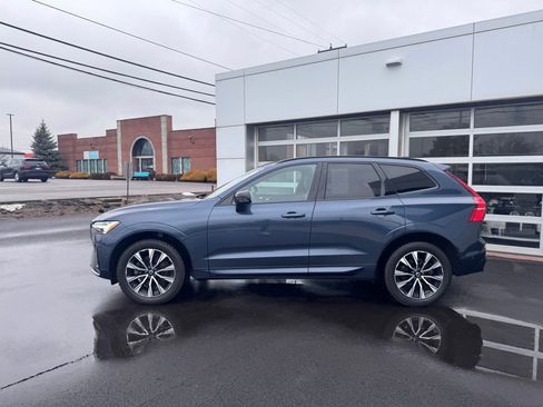 Used 2023 Volvo XC60 B5 Plus image 2