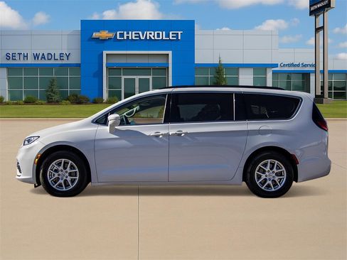 Used 2022 Chrysler Pacifica Touring-L image 4