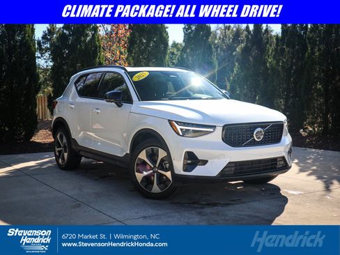 Used 2025 Volvo XC40 B5 Plus image 1