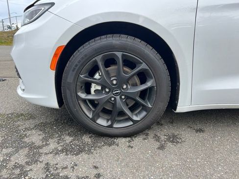 Used 2025 Chrysler Pacifica Limited image 30