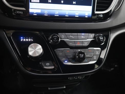 Used 2025 Chrysler Pacifica Select FWD image 25