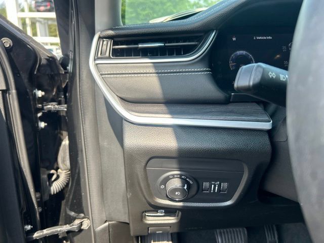 Used 2023 Jeep Grand Cherokee L Limited w/ Luxury Tech Group II AWD/4WD image 27