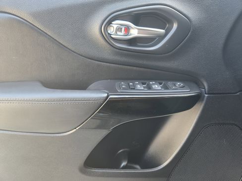 Used 2020 Jeep Cherokee Latitude Plus FWD image 18