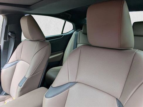 Used 2024 Lexus ES 350 w/ Premium Package image 19