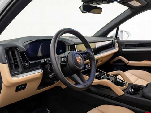 Used 2025 Porsche Cayenne image 5
