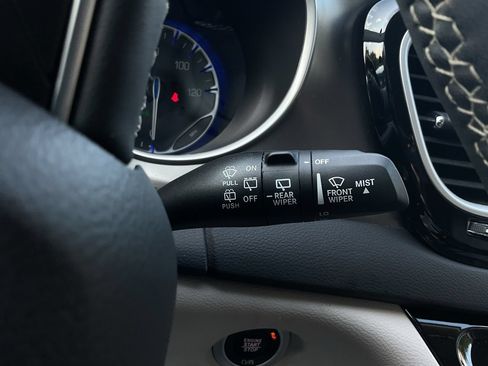 Used 2024 Chrysler Pacifica Touring-L FWD image 33