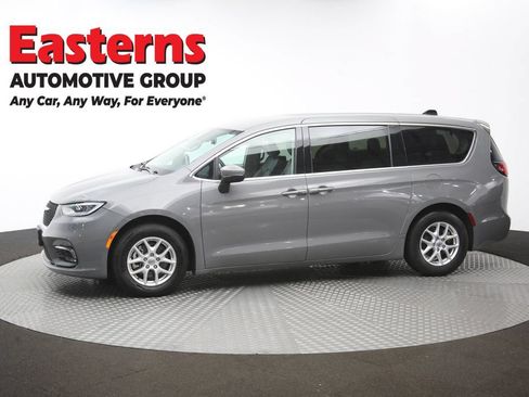 Used 2023 Chrysler Pacifica Touring-L FWD image 59