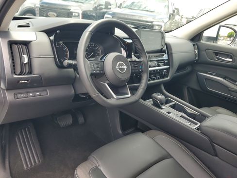 Certified 2025 Nissan Pathfinder SL image 9