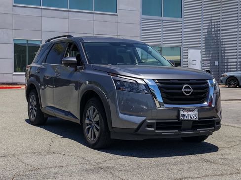 Used 2024 Nissan Pathfinder SV FWD image 2