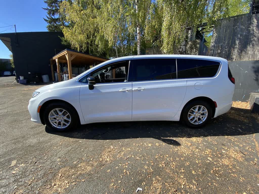 Used 2025 Chrysler Pacifica Select FWD image 3