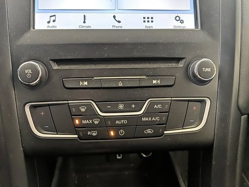 Used 2018 Ford Fusion SE w/ Equipment Group 201A image 17