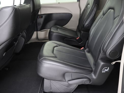 Used 2024 Chrysler Pacifica Touring-L FWD image 35
