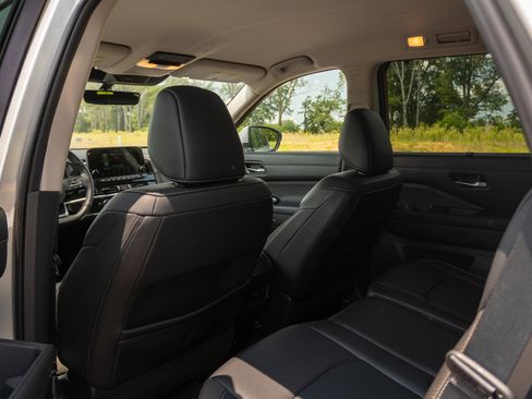 Used 2025 Nissan Pathfinder SL FWD image 13