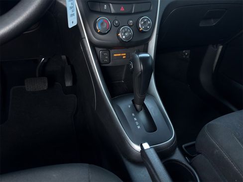 Used 2022 Chevrolet Trax LS w/ Tint and Cruise Package image 15