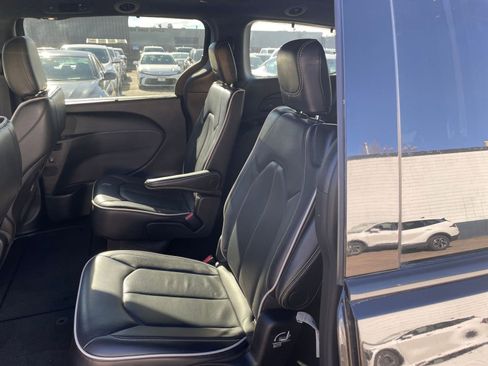 Used 2025 Chrysler Pacifica Limited image 38