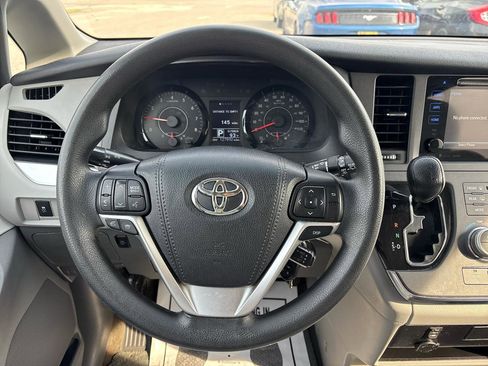 Used 2017 Toyota Sienna LE FWD image 13