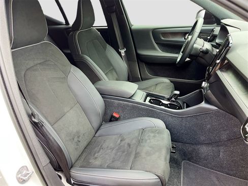 Used 2023 Volvo XC40 Recharge Ultimate image 29
