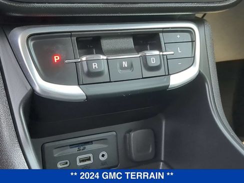 Used 2024 GMC Terrain SLT AWD/4WD image 13