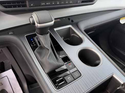 Used 2025 Toyota Sienna XLE image 27
