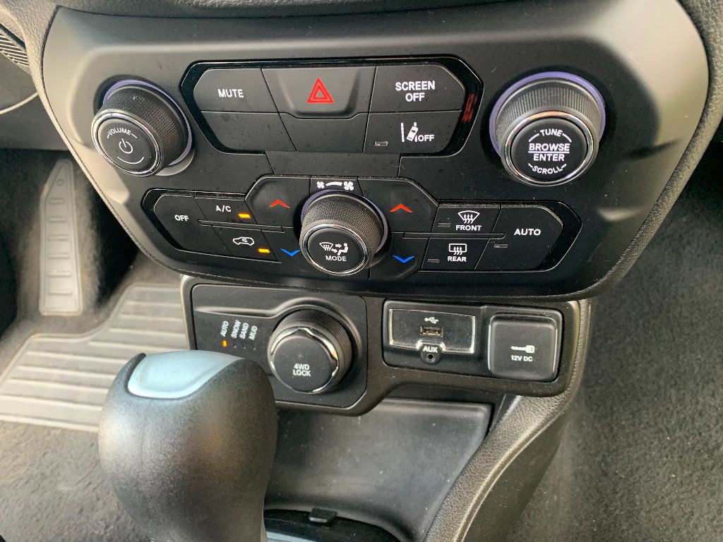 Used 2021 Jeep Renegade Latitude AWD/4WD image 13