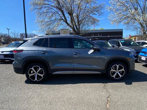 Used 2025 Volkswagen Tiguan SE image 2