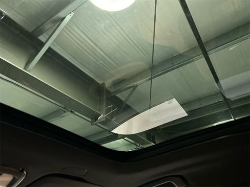 Certified 2025 Volvo XC60 T8 Ultra w/ Climate Package PRO image 27