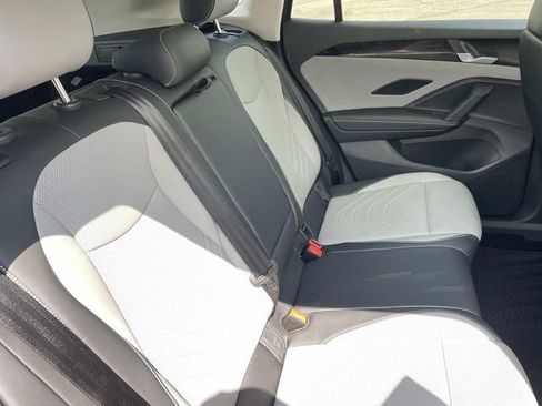 Used 2026 Volkswagen Tiguan SE w/ Panoramic Sunroof Package FWD image 28