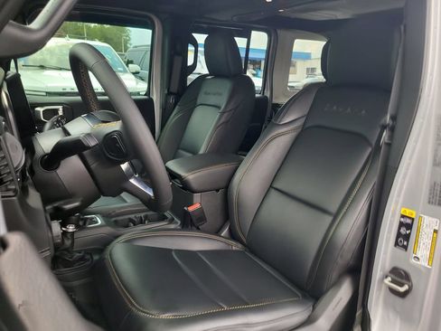 Used 2024 Jeep Wrangler Unlimited Sahara w/ Technology Group AWD/4WD image 17