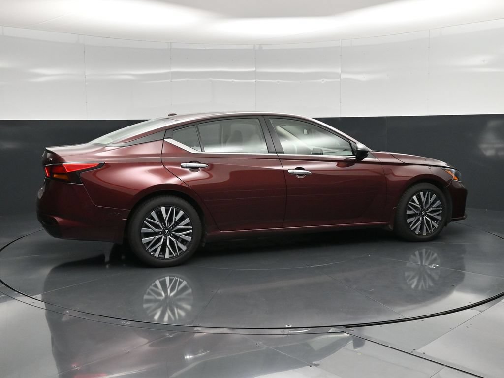 Used 2024 Nissan Altima 2.5 SV FWD image 2