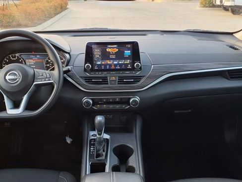 Used 2025 Nissan Altima 2.5 SV image 18