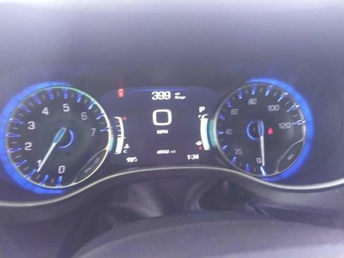 Used 2024 Chrysler Pacifica Touring-L FWD image 8