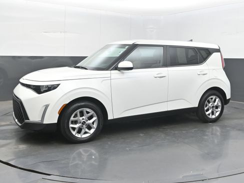 Used 2024 Kia Soul LX w/ Option Group 015 FWD image 4